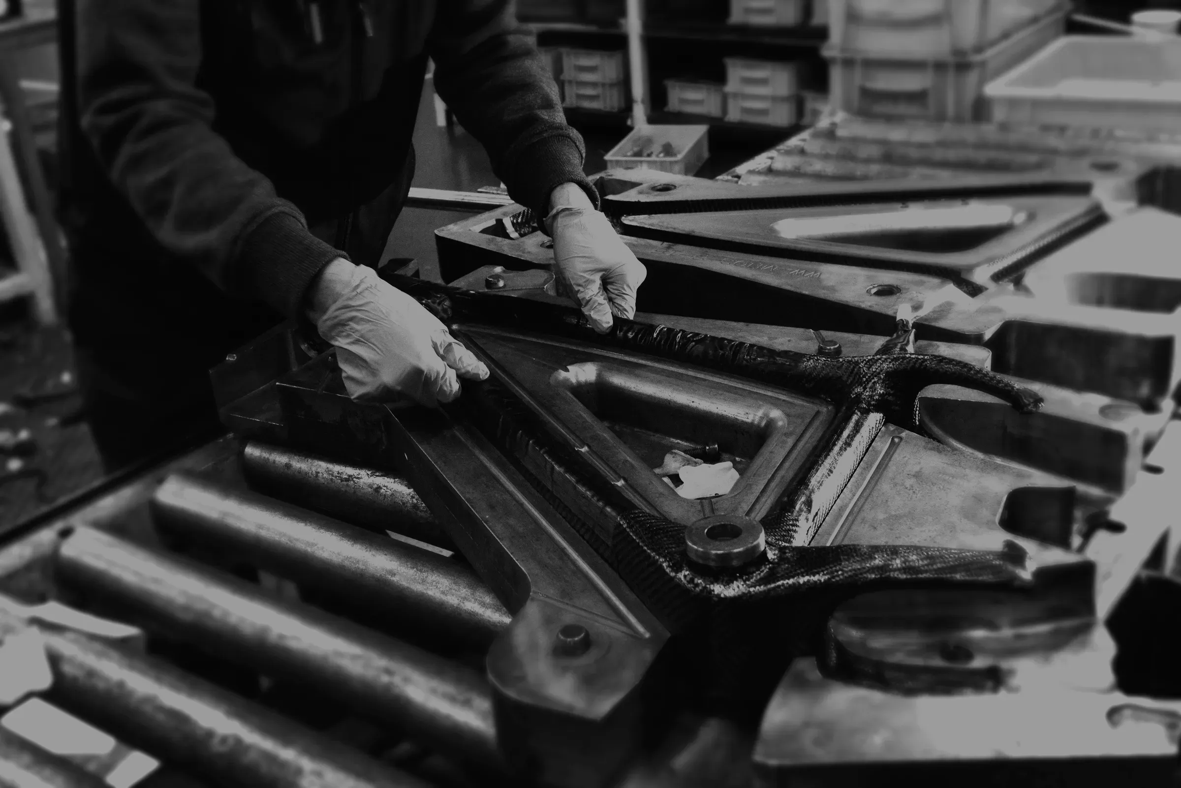 WIAWIS 自社工場でのフレーム仕上げ作業