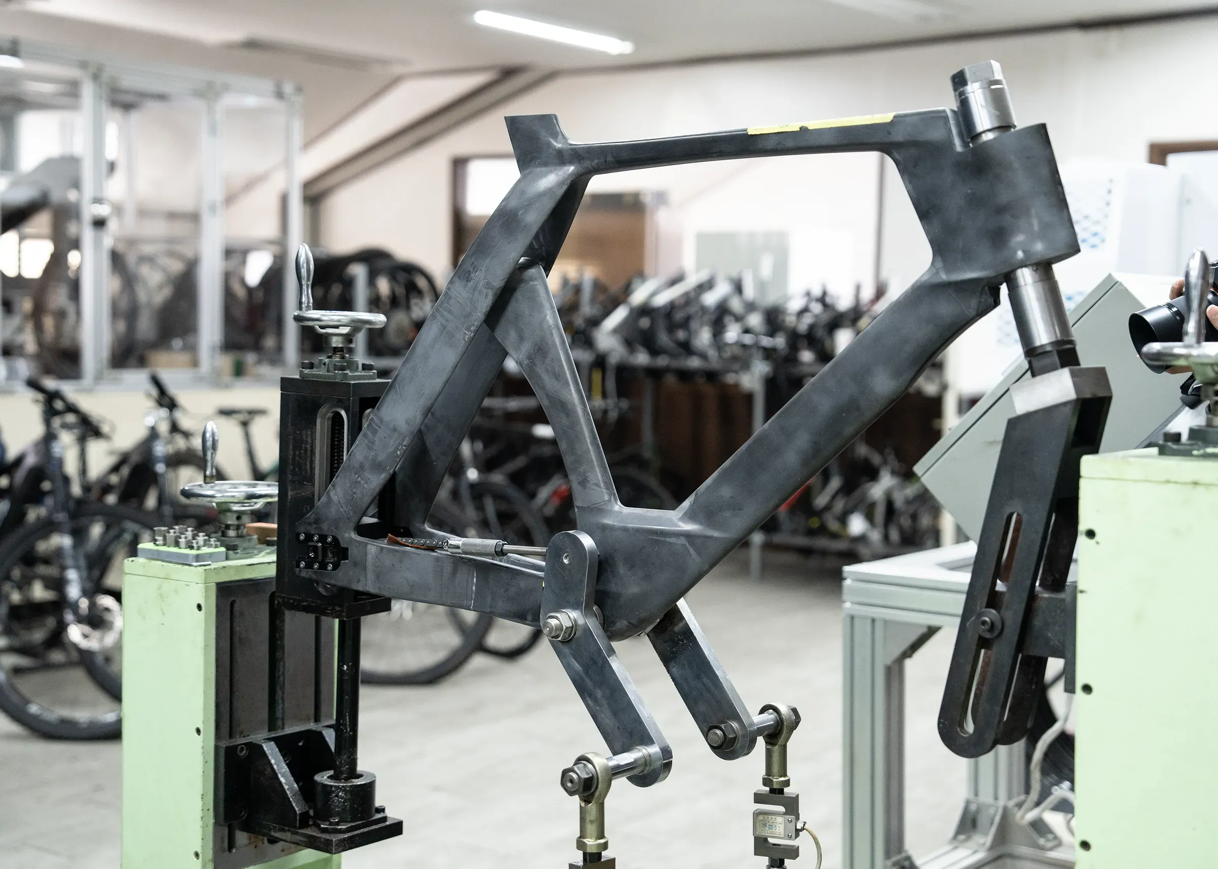 WIAWIS 自社工場の治具にセットしたカーボンフレーム