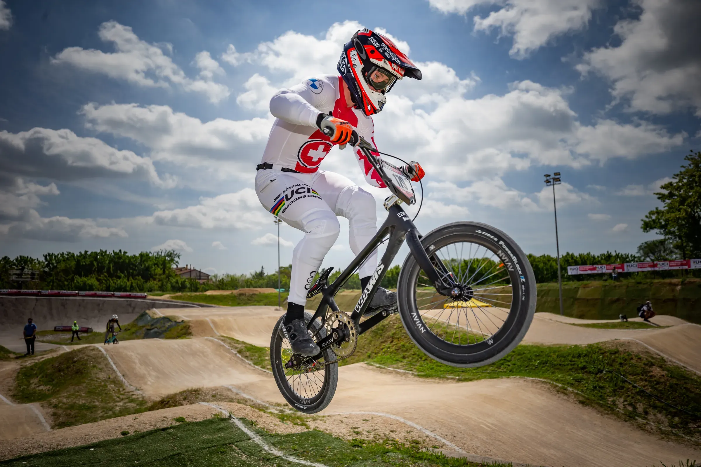 BMX レースでジャンプする WIAWIS のライダー